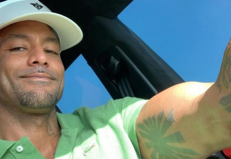 Booba tout de rouge vêtu en mode La Casa De Papel aux Vieilles Charrues !