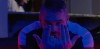 Jul : un fan lui vole sa claquette en plein showcase, sa réaction est géniale !