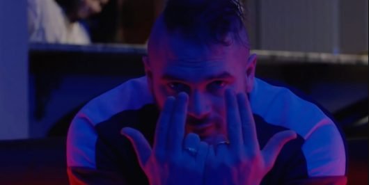 Jul : un fan lui vole sa claquette en plein showcase, sa réaction est géniale !