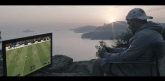 Jul joue à FIFA posé au bord d’une falaise dans son nouveau clip : Sakani