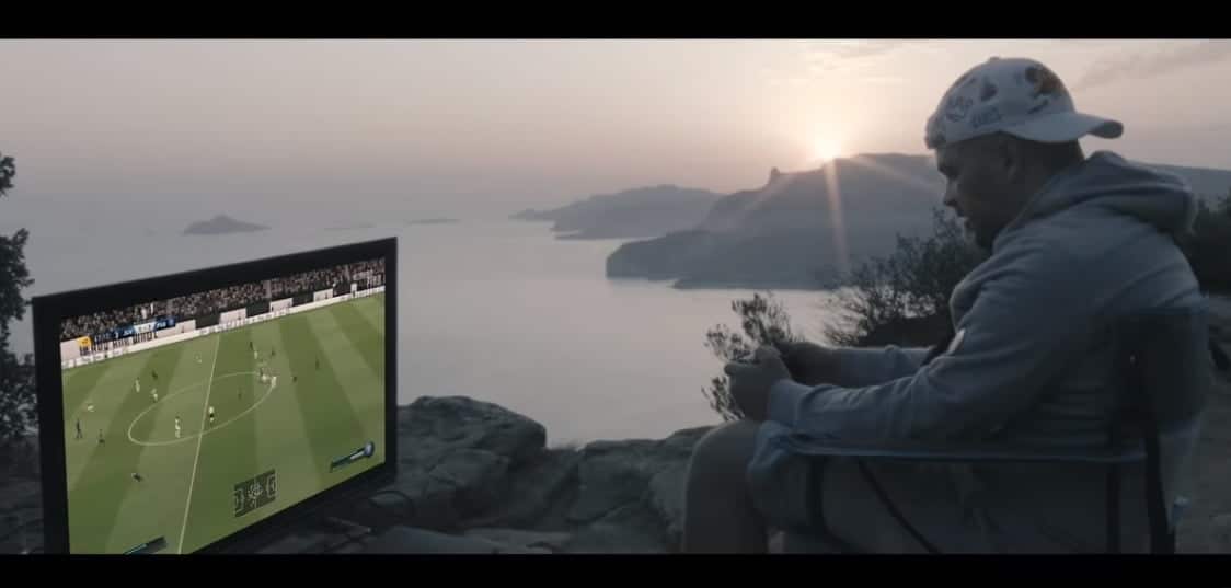 Jul joue à FIFA posé au bord d'une falaise dans son nouveau clip : Sakani