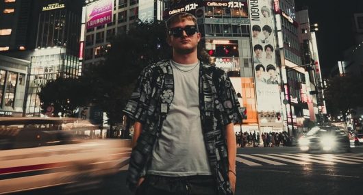 Vald s'offre une immense affiche publicitaire dans les rues de New York avec “Ce monde est cruel”