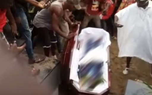 Dj Arafat : la terrible vidéo de sa tombe profané, les fans déterre son cercueil !