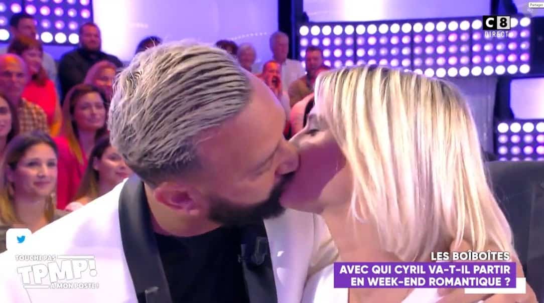 Cyril Hanouna embrasse Kelly Vedovelli en direct dans TPMP ! [Vidéo]