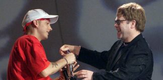 Elton John : Eminem lui a offert des sextoys à son mariage (Vidéo)