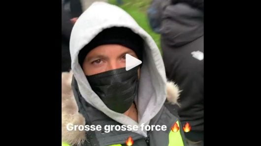 Nekfeu au milieu des gilets des jaunes pour manifester dans les rues de Paris