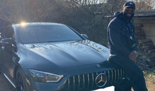 Kaaris présente son nouveau bolide et ses bijoux très bling-bling pour annoncer son nouvel album