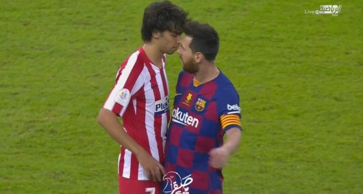 Lionel Messi s'embrouille tête contre tête avec Joao Felix lors de la défaite face à l'Atlético
