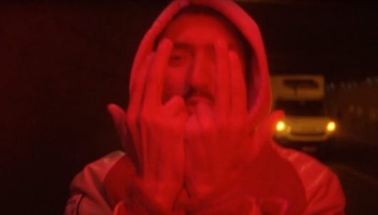 Sneazzy met le feu avec un feestyle inédit « Y a que quand vous faites le signe JuL que vous vous serrez les coude »