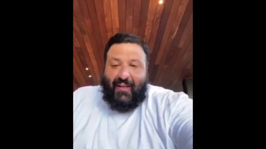 DJ Khaled gêné par une femme qui se met à twerker lors de son live, sa réaction est incroyable !