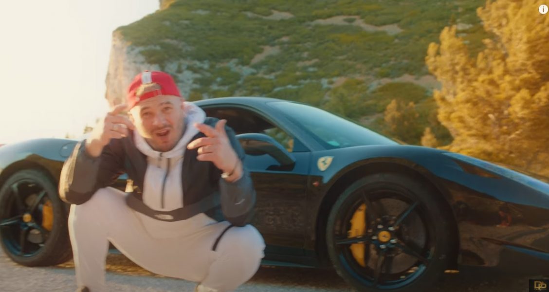 Jul en Ferrari 458 pour le clip « Italia »