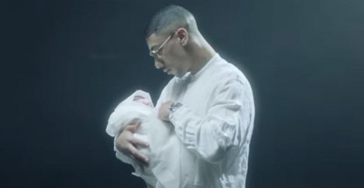 Maes déclare sa flamme à sa fille dans le clip de « Prioritaire »