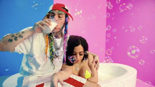 6ix9ine fait monter la température en très bonne compagnie dans le clip Yaya
