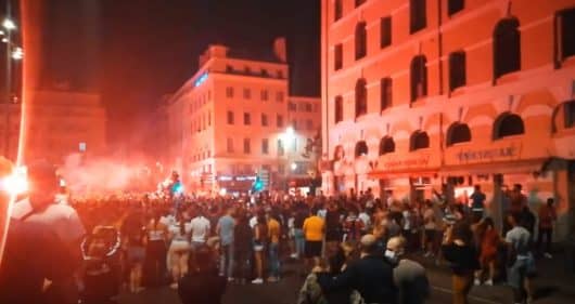 Marseille : les fans de l'OM fêtent la défaite du PSG dans les rues de la ville