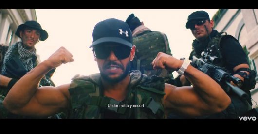 Lacrim lourdement armé pour partir en guerre dans Jacques Chirac (Vidéo))