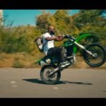 Kaaris au volant d’une moto en roue arrière dans le clip « Illimité »