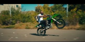 Kaaris au volant d’une moto en roue arrière dans le clip « Illimité »