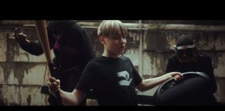 Kanoé est bouillant dans le clip du titre « Bizness »