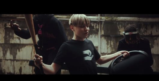 Kanoé est bouillant dans le clip du titre Bizness