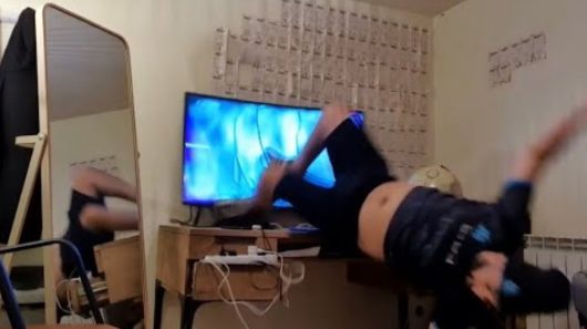 Mohamed Henni pète un plomb après la défaite de l'OM et explose une TV avec une pioche