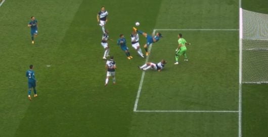A 39 ans, Zlatan Ibrahimovic marque un incroyable retourné acrobatique contre Udinese