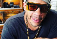 JoeyStarr laisse apparaître son postérieur et l’affiche fièrement