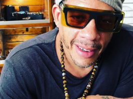 JoeyStarr laisse apparaître son postérieur et l’affiche fièrement