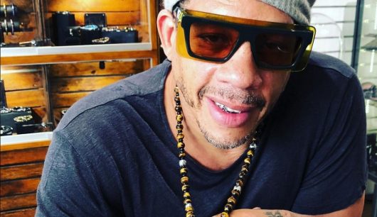 Quand JoeyStarr affiche sans gêne son postérieur