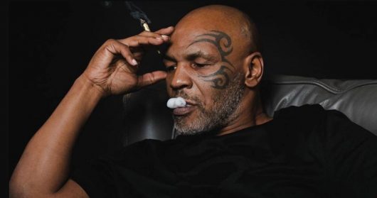 Sans-gêne, Mike Tyson se drogue en direct en pleine entrevue