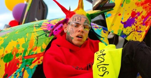 6ix9ine affiche sa chaine à 1 M de $ pour provoquer les rappeurs sur leurs amis morts
