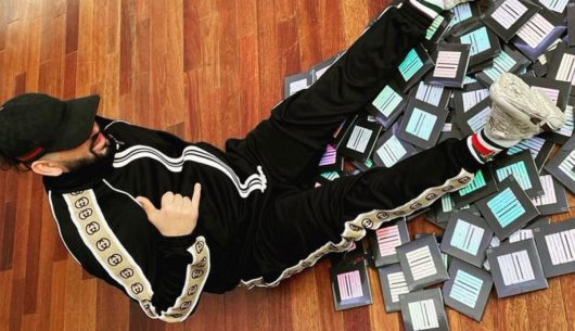 Mohamed Henni pose avec ses 92 albums d'Ultra, Booba lui adresse un message