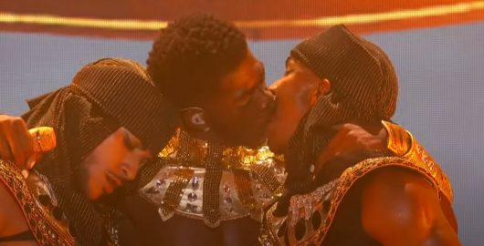 Lil Nas X embrasse un danseur aux Bet Awards, Diddy réagit