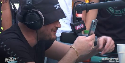 Jul donne une leçon touchante de lyrics dans son freestyle d'extraterrestre