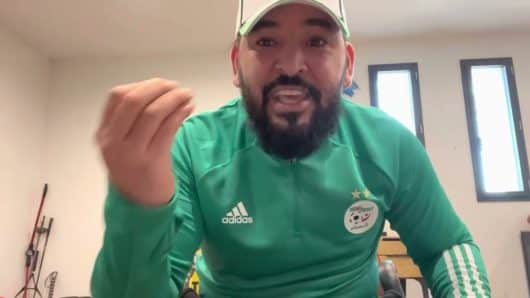 Mohamed Henni démolit sa PS5 suite à la défaite de l'Algérie