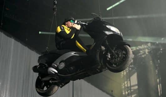 L'impressionnante entrée de Jul au Vélodrome en T-Max volant