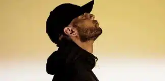 Booba réplique à Maes avec une jeune femme dans ses bras