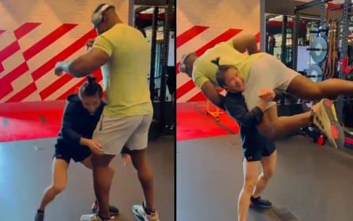 Francis Ngannou se fait soulever par une combattante de 52 kg