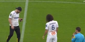 Jul débarque en claquettes chaussettes pour donner le coup d’envoi d’OM vs Lorient
