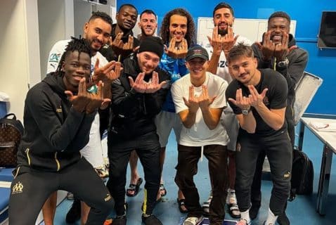 Jul fête la victoire de l'OM sur le PSG avec les joueurs