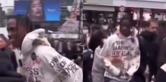 Travis Scott se balade dans la rue au Japon mais personne ne le reconnaît