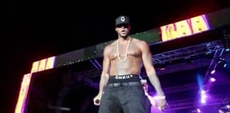 Booba met un coup de pression à un fan après un jet de bouteille