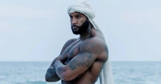 Voici la première image de Booba entouré d'hommes armés dans sa série