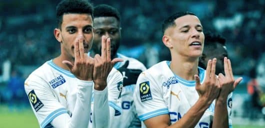 Azzedine Ounah et Amine Harit dédicacent JuL lors de la victoire de l'OM