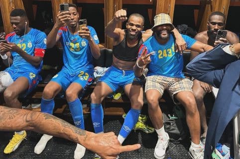 Gradur met l'ambiance dans le vestiaire des joueurs de la RD Congo