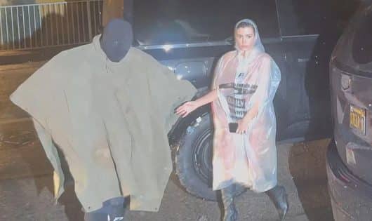 Bianca Censori choque à Paris aux côtés de Kanye West et risque la prison