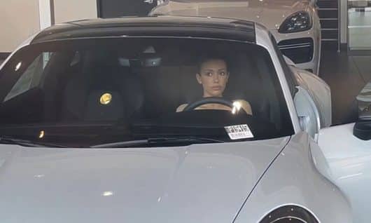 Bianca Censori risque une tenue très osée au volant d'une voiture
