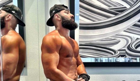 La Fouine s'énerve contre le DJ sur scène et frappe le micro