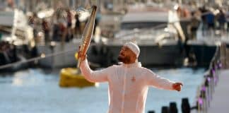 Jul critiqué pour avoir porté la Flamme Olympique sort un clip
