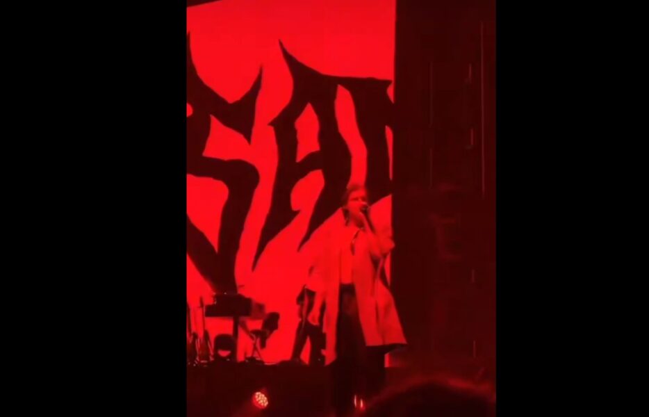 Orelsan insulte ses fans sur scène